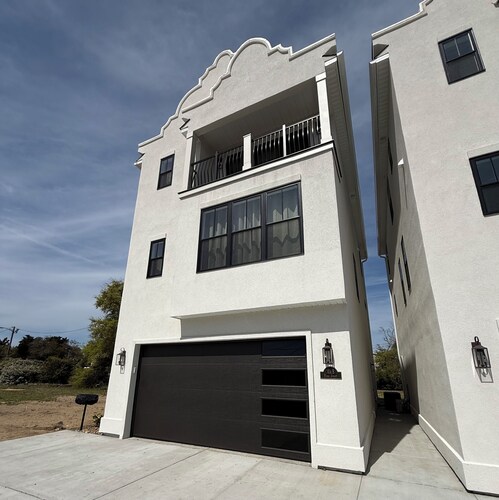  New cozy 5-bedroom home centrally located, steps to the beach and boardwalk!