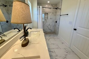 Dusche, Haartrockner, Handtücher, Seife