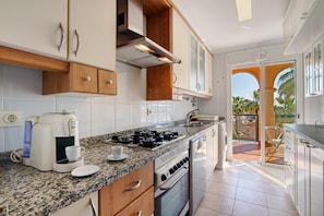 Fridge, microwave, oven, stovetop - Vilamoura Golfe Mar Apartment with Wi-Fi and Air Conditioning (Quarteira)