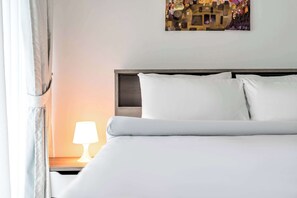 A neatly made bed with white bedding, a bedside lamp, and a wall-mounted artwork. - StayShort - Chic 1BR in Dubai Marina Sleeps 2 (Dubai Marina)