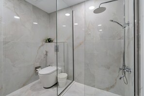 Shower, hair dryer, towels - Free housekeeping visits during your stay - StayShort - Chic 1BR in Dubai Marina Sleeps 2 (Dubai Marina)