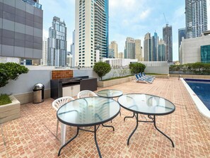 Outdoor dining - Free housekeeping visits during your stay - StayShort - Chic 1BR in Dubai Marina Sleeps 2 (Dubai Marina)