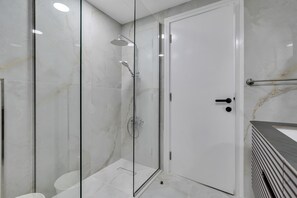 Een douche, een haardroger, handdoeken