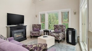 TV, fireplace - Harrison Lake Pets Welcome-3BR Penthouse Suite (Harrison Hot Springs)