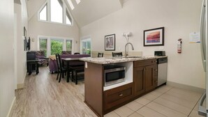 Interior - Harrison Lake Pets Welcome-3BR Penthouse Suite (Harrison Hot Springs)