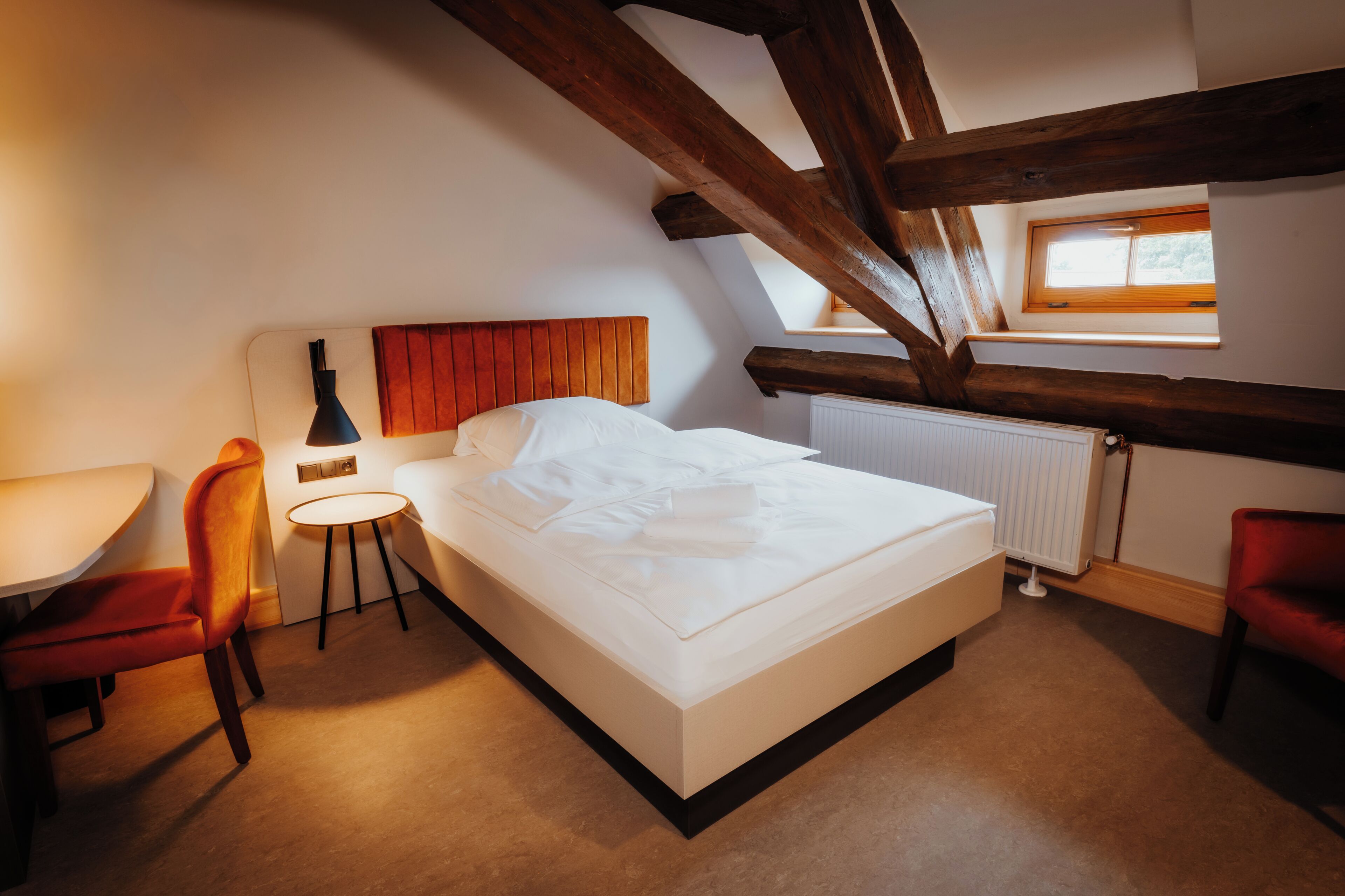 Bureau, espace de travail pour ordinateur portable, Wi-Fi gratuit