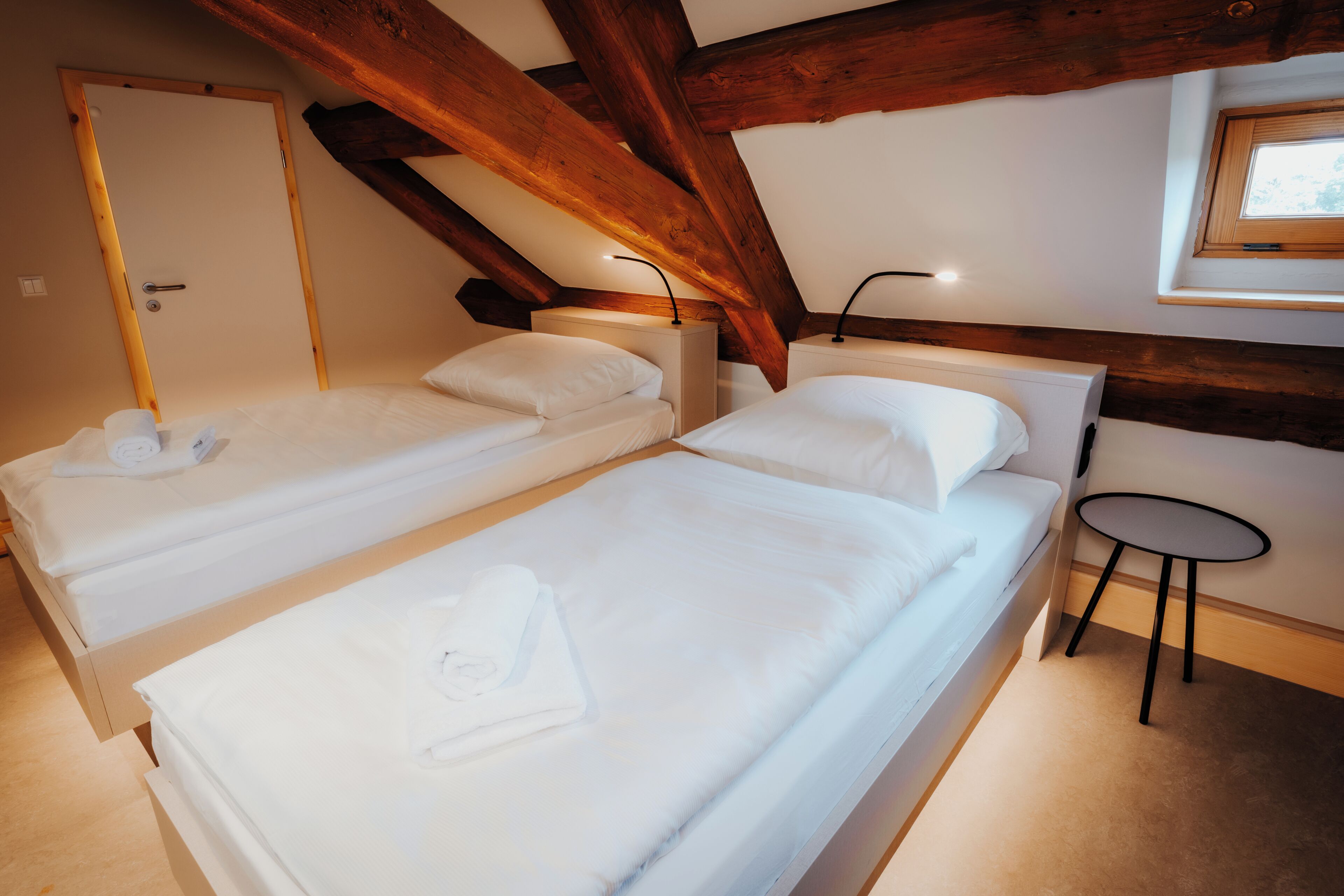 Zweibettzimmer | Schreibtisch, laptopgeeigneter Arbeitsplatz, kostenloses WLAN