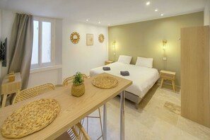 Iron/ironing board, WiFi, bed sheets - FRGK Private Townhouse HQ: Studio Deluxe (Cannes)