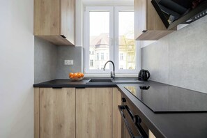 Een koelkast, een magnetron, een oven, een kookplaat