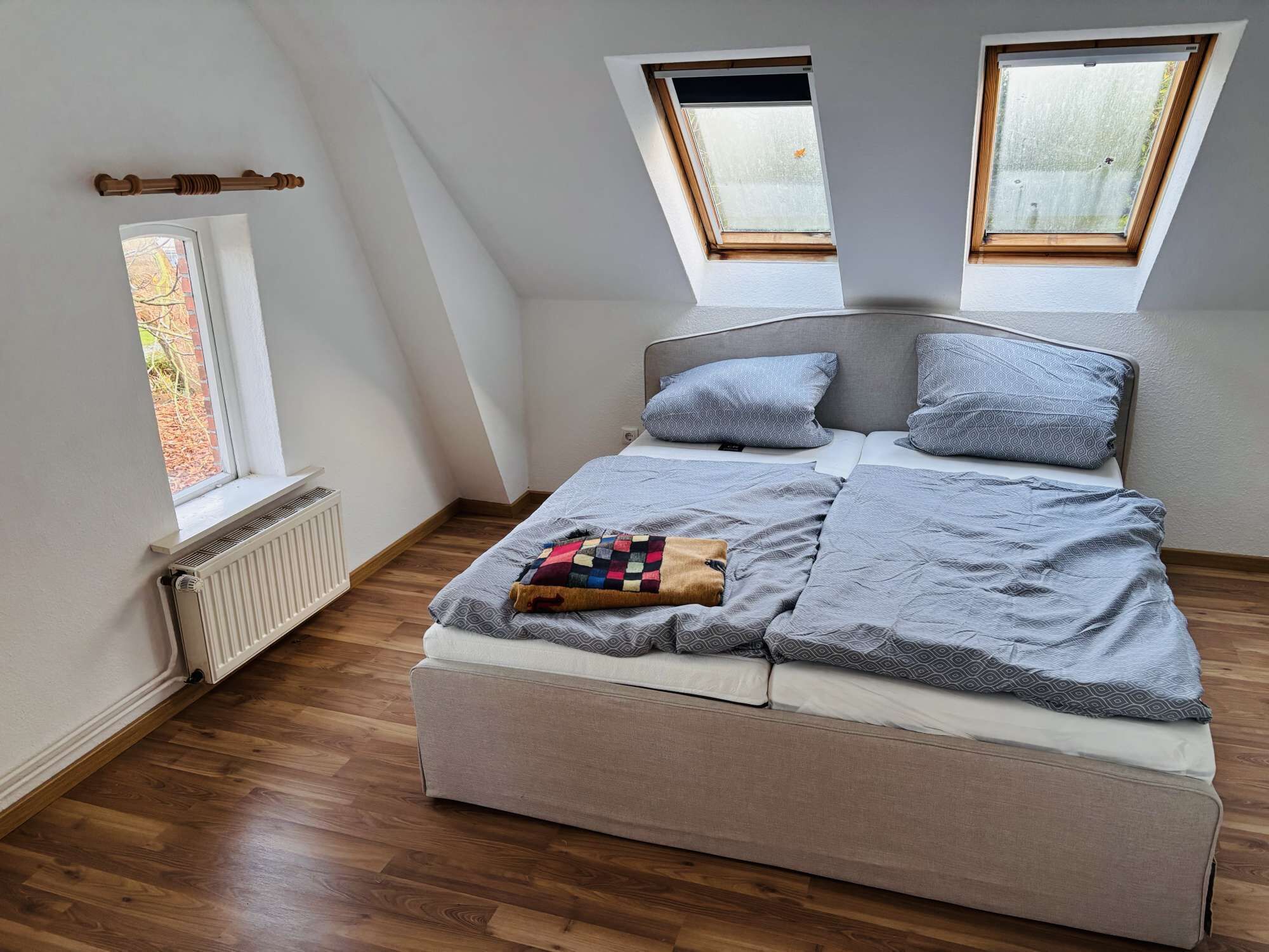 2 bedrooms, desk, WiFi, bed sheets