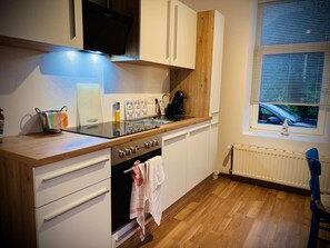 Kühlschrank, Mikrowelle, Ofen, Herdplatte