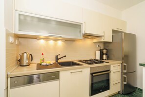 Frigorifero, forno, piano cottura, lavastoviglie