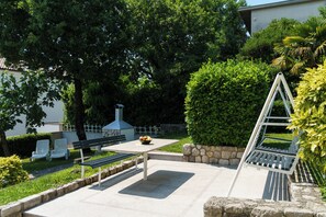 Outdoor dining - Modern apartment with two bedrooms, garden and parking space (Crikvenica)