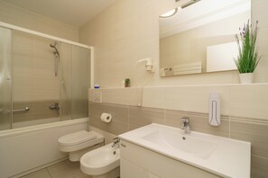 Hair dryer, towels, soap, toilet paper - Modern apartment with two bedrooms, garden and parking space (Crikvenica)