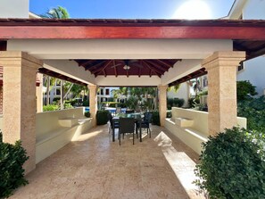 Outdoor dining - Apt. Rosa Hermosa in Punta Cana with swimming pool near the beach (Punta Cana)