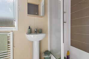Een douche, een haardroger, handdoeken