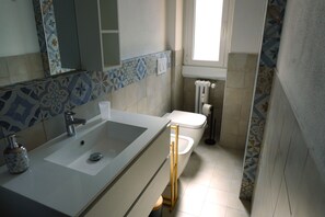 Doccia, asciugacapelli, bidet, asciugamani