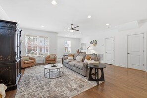 Living area - Walk to Southside Dining, Stylish 3BR w Easy Parking (Chattanooga)
