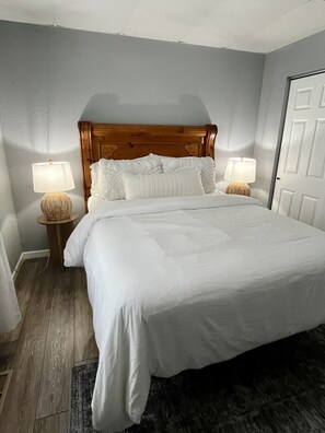 Desk, iron/ironing board, travel cot, WiFi - Peaceful Retreat Escape (Saint Charles)