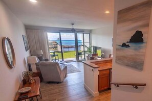 TV, books - NEW! Napili Point Ocean View Escape with AC - Unit B31 (Lahaina)