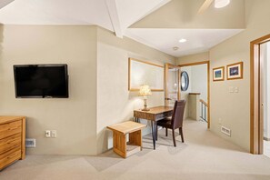 Dining - NEW! Seven Springs Meadowridge 3BRLoft Premier-CSSV8011 (Champion)