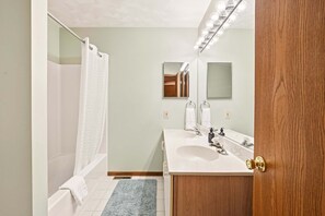 Shower - NEW! Seven Springs Meadowridge 3BRLoft Premier-CSSV8011 (Champion)