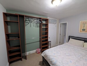 Iron/ironing board, internet, bed sheets - Private Bath - Double room (Harrisburg)