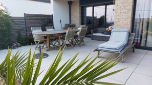 Outdoor dining - Very bright house, sea view over Quiberon bay, beach 100 m away. (Sarzeau)