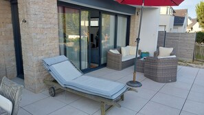 Terrace/patio - Very bright house, sea view over Quiberon bay, beach 100 m away. (Sarzeau)