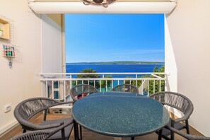 Outdoor dining - Vacation apartment near the beach with sea view (Selce)