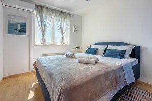 3 bedrooms, free WiFi, bed sheets - Vacation apartment near the beach with sea view (Selce)
