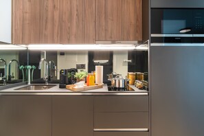 Estudio Confort | Cocina privada | Refrigerador con congelador, parrilla de estufa y cafetera de espresso 