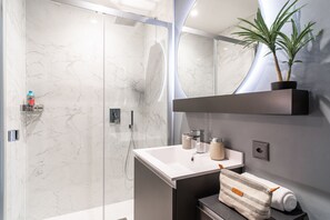 Departamento superior | Baño | Regadera, amenidades de baño gratuitas, secadora de cabello, toallas 