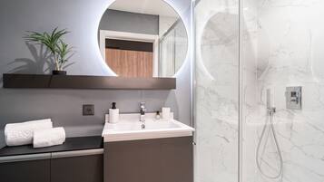 Classic Studio | Bathroom | Shower, free toiletries, hair dryer, towels