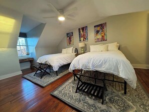 Tabla de planchar con plancha, wifi y ropa de cama