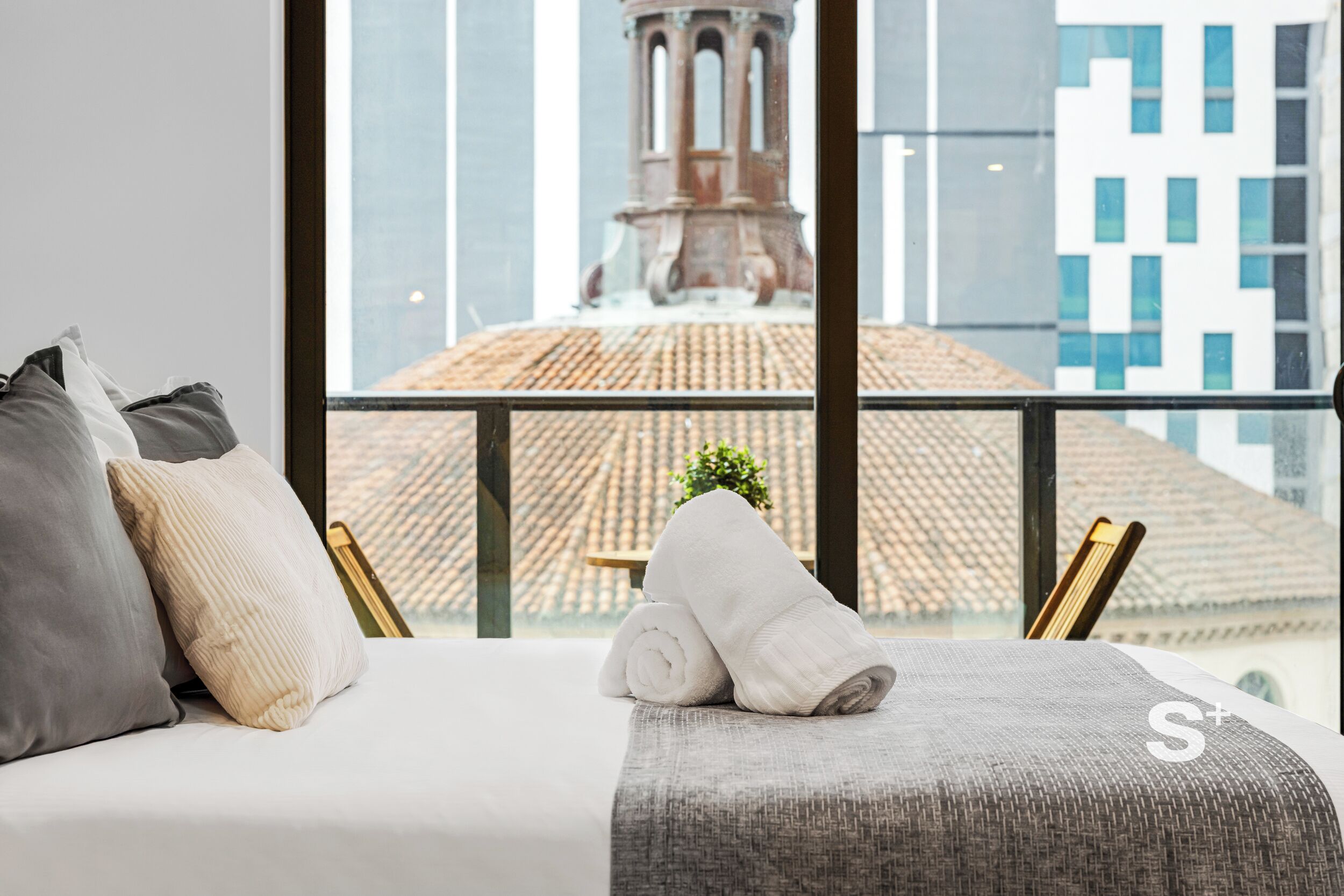 Studio, balkon, pemandangan kota | Seprai premium, tirai kedap cahaya, dan setrika/meja setrika