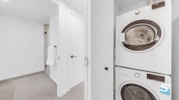 Studio, balcon, vue ville | Intérieur