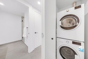 Studio, balcon, vue ville | Intérieur