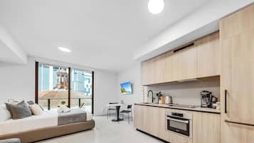 Studio, Balcony, City View | Interior
