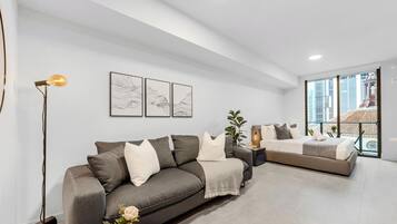 Studio, balcon, vue ville | Coin séjour