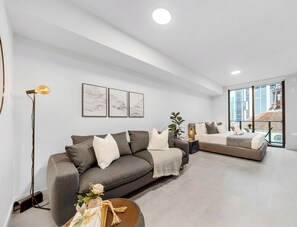 Studio, balcon, vue ville | Coin séjour