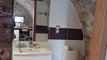 Douche, savon, papier toilette