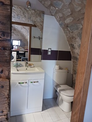 Douche, savon, papier toilette