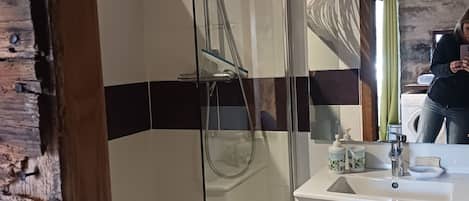 Douche, savon, papier toilette