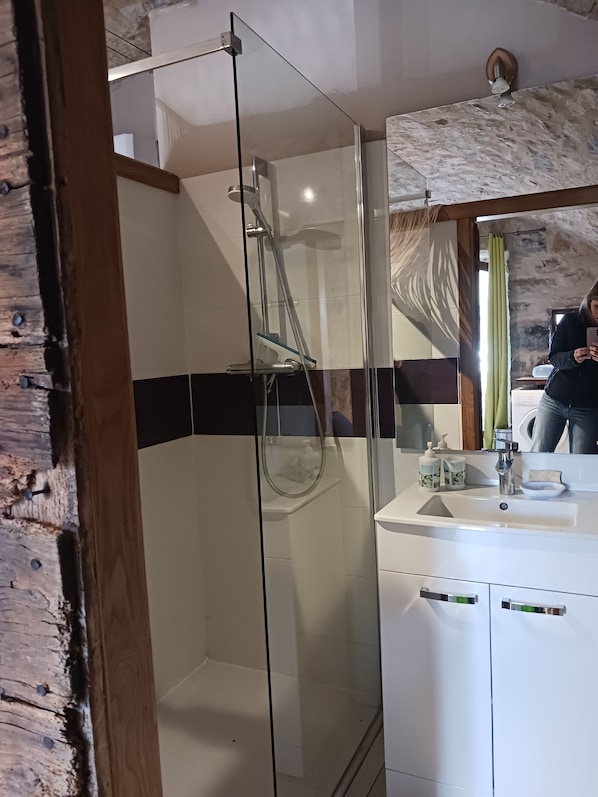 Douche, savon, papier toilette