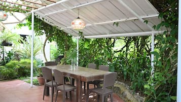 Grand-Villa, Gartenblick | Speisen im Freien