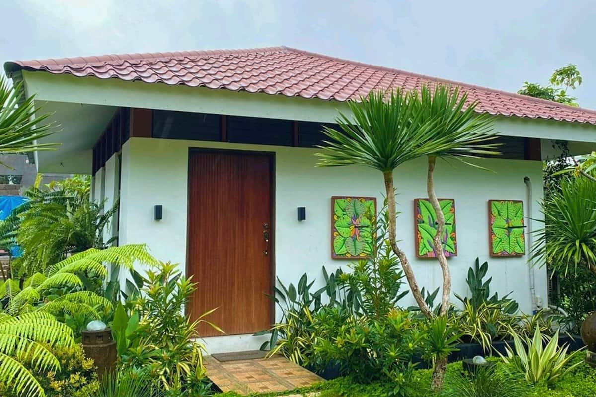 Bungalow Deluxe - utsikt mot trädgården