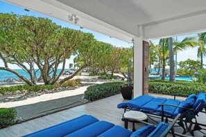 Terrace/patio - Ocean front, private beach, private pool, tiki, boat dock (Key Largo)