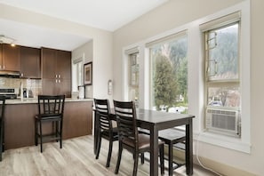 Dining - Harmony Haven 2BR Lakefront Lux Escape! (Harrison Hot Springs)