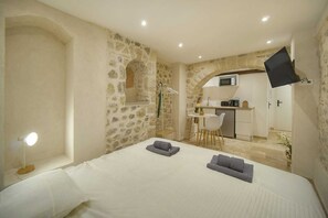 Iron/ironing board, WiFi, bed sheets - FRGK Private Townhouse HQ : Studio (Cannes)